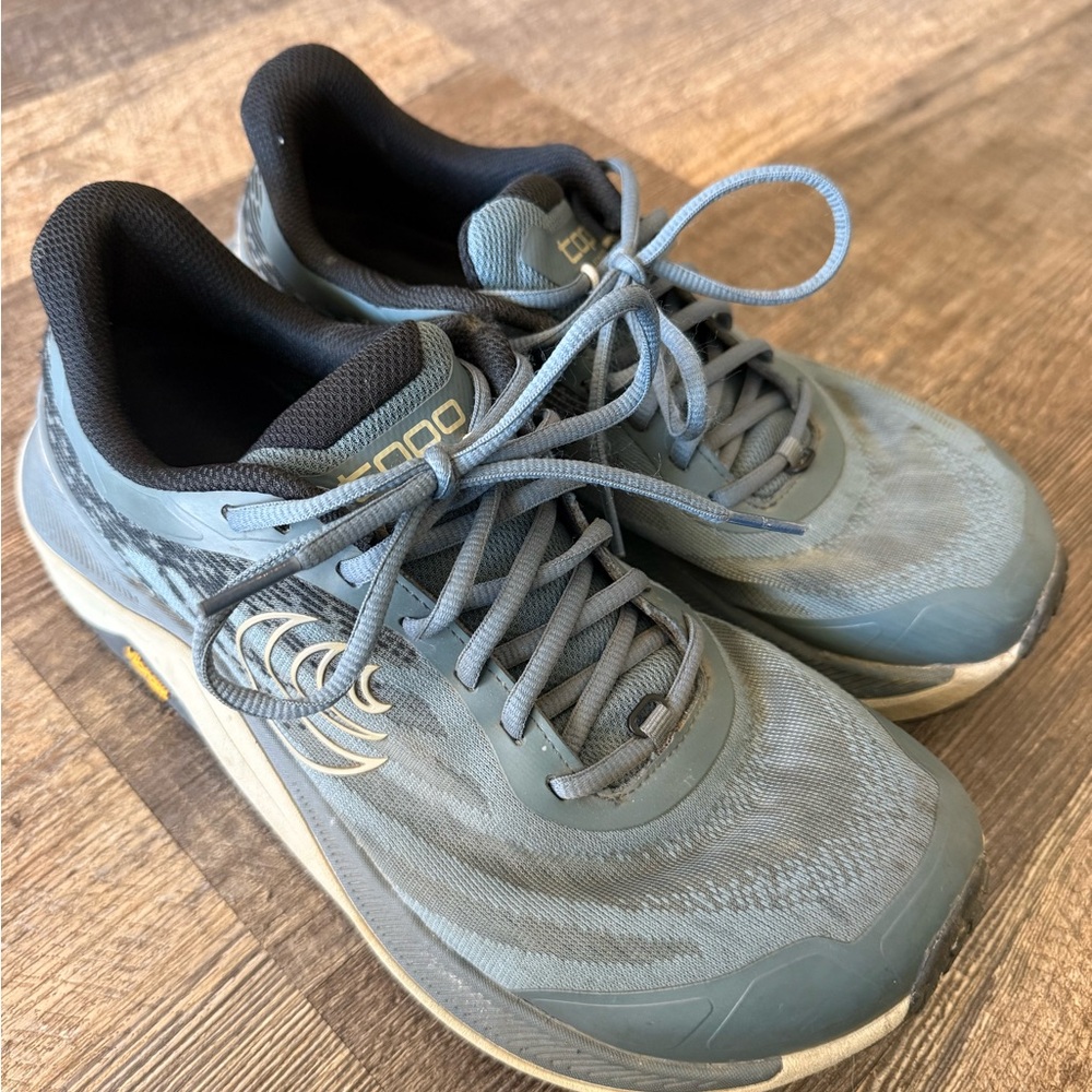 Women's Athletic Topo Shoes in Blue and Gray